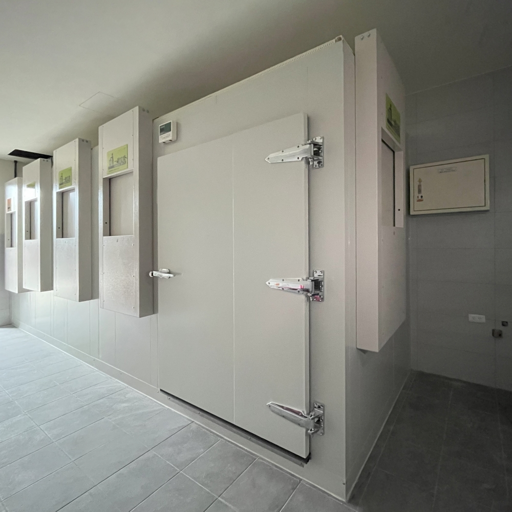 組合型垃圾冷藏庫-自動投入門型，下開式自動投入門(含防夾裝置)，紅外線感應，使用者無需接觸設備，減少接觸病媒機率